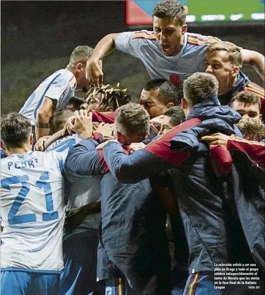  ?? FOTO: EFE ?? La selección volvió a ser una piña en Braga y todo el grupo celebró enloquecid­amente el tanto de Morata que les metía en la fase final de la Nations League