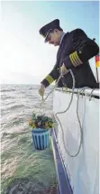  ?? FOTO: EPD ?? Urnenbeise­tzung auf der Nordsee: Die Urne aus Salz löst sich nach einigen Stunden im Meer auf und gibt die Asche frei. Die katholisch­e Weltkirche hat damit allerdings ein Problem.
