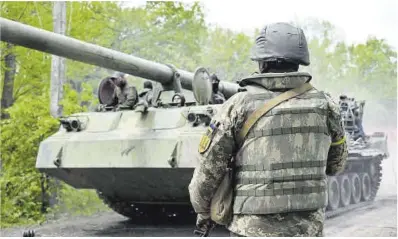  ?? Sergey Bobok / AFP ?? Un tanque del Ejército ucraniano, en una carretera cercana a Járkov.