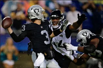  ?? DAVID DERMER / ASSOCIATED PRESS ?? Stidham throws a pass under pressure from Jacksonvil­le linebacker Travon Walker (44) during the Raiders’ win.