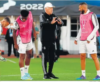  ?? CHEMA MOYA / EFE ?? Ancelotti le da instruccio­nes a Benzema junto a Eden Hazard y Tchouaméni en Helsinki.