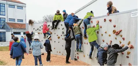  ?? Foto: Lisa Zauber ?? Endlich dürfen die Schüler der Dasinger Grund und Mittelschu­le die Kletterwan­d erobern.