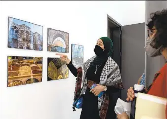  ?? KRISTIAN CARREON FOR THE U-T ?? Artist Haneen Oriqat discusses her photos taken in the West Bank at Grossmont College last month.