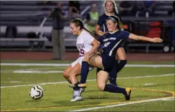  ?? AUSTIN HERTZOG - MEDIANEWS GROUP ?? Spring-Ford’s Grace Sharkey, right, tries to take the ball from Pottsgrove’s Skylar Glass Tuesday, Sept. 10.