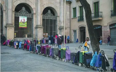  ?? AP ?? Decenas de carros en fila esperando para que sus dueños reciban comida en una iglesia de Barcelona