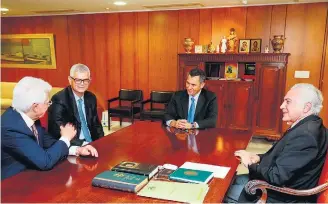  ?? ALAN SANTOS/PR - 1/6/2018 ?? Substituto. Michel Temer se encontra com Ivan Monteiro (2º à esq.) no Palácio do Planalto