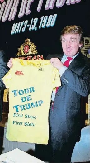  ?? NEW YORK DAILY NEWS ARCHIVE / GETTY ?? Donald Trump con el maillot de su carrera ciclista