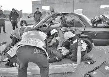  ??  ?? Víctima. El motociclis­ta sobrevivió poco tiempo al impacto, que destrozó su moto y partió su casco en dos.