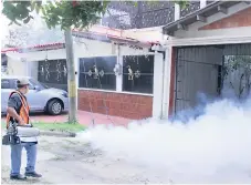  ??  ?? ESFUERZO. Las cuadrillas municipale­s interviene­n las viviendas para disminuir la presencia del zancudo Aedes aegypti.