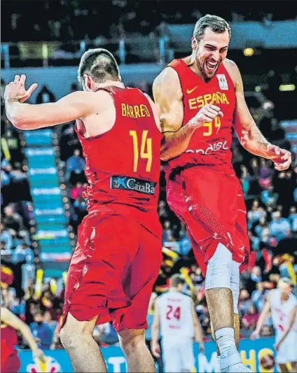  ?? FOTO: FEB ?? Barreiro y Aguilar, ídolos locales con presente y pasado en el Zaragoza, celebraron el triunfo sobre Montenegro