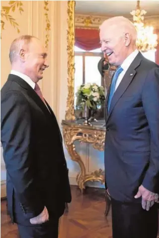  ?? // AFP ?? El presidente de Rusia, Vladímir Putin, con el de EE.UU., Joe Biden