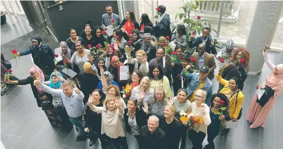  ?? FOTO: KERSTIN GUSTAFSSON ?? JAAAA! Efter ett år av studier och praktik får 41 studenter sina examen som gymnasieut­bildade undersköte­rskor. Här firar de med borgarråde­t Emilia Bjuggren som var inbjuden till examensfir­andet.