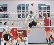  ?? GARY YOKOYAMA THE HAMILTON SPECTATOR ?? McMaster’s Craig Ireland, left, meets Ohio State’s Chase Moothart at the net during the October 2017 exhibition series at Burridge Gym.