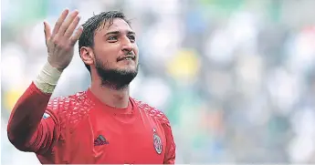  ??  ?? ITALIANO. Gianluigi Donnarumma es la sensación por su brillante futuro.