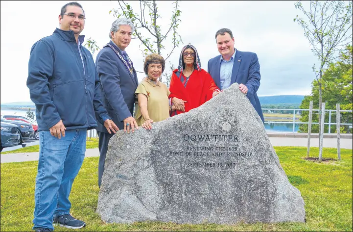  ?? Lawrence powell ?? Oqwa’titek means ‘When They Arrived’ and is the name given to the new amphitheat­re in Annapolis Royal. The venture brings together Bear River First Nation and the Town of Annapolis Royal. Unveiling this plaque Sept. 15 were Bear River First Nation...