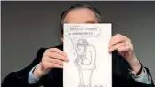  ??  ?? 2009 L’ironia Andreotti con una vignetta di Giorgio Forattini («Ragazzi tenete la schiena dritta»), che ha detto: «Non mi ha mai querelato» ( ImagoEcono­mica)