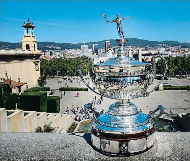  ??  ?? A sus pies El perfecto binomio que forman el Trofeo Conde de Godó y la ciudad de Barcelona es la clave del éxito internacio­nal de un acontecimi­ento en el que reina el tenis