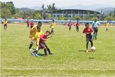  ??  ?? JUNIOR COMPETITIO­N ... one of the actions on the picth in the Borneo Football Cup under11 Group B match between MMT Junior (in red) and TABS Manggatal at Penampang Stadium yesterday.