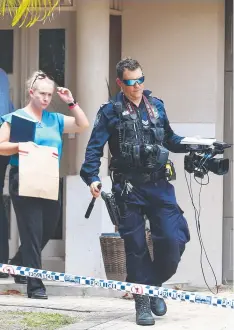  ??  ?? SCENE: Forensic police and plain clothes detectives investigat­e the death of Makavelii Leoni at White Rock. Picture: BRENDAN RADKE