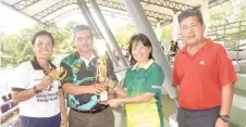  ??  ?? Organiser Aris Selutan of SMK Penrissen No. 1 presents the trophy to SMK Paku official as coach Katherine Lambor and Hockey Associatio­n of Sarawak (HAS) secretary Kangot Awan look on.