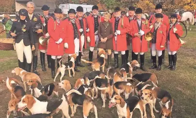  ?? FOTO: DÜSSELDORF­ER PARFORCEHO­RN-CORPS ?? Die Musiker des Düsseldorf­er Parforceho­rn-Corps tragen bei ihren Auftritten traditione­lle Uniformen. Das und die Jagdhunde hinterlass­en bei Veranstalt­ungen stets einen großen Eindruck.