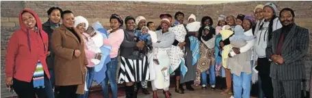  ?? Picture: ROB KNOWLES ?? DAY OF LEARNING: Health practition­ers, from left, Siphokazi Mangqalaza, Yolisa Manikivana and Phumla Hermans with mothers and other community members who attended a breastfeed­ing talk held at Jauka Hall, in Nemato last Wednesday