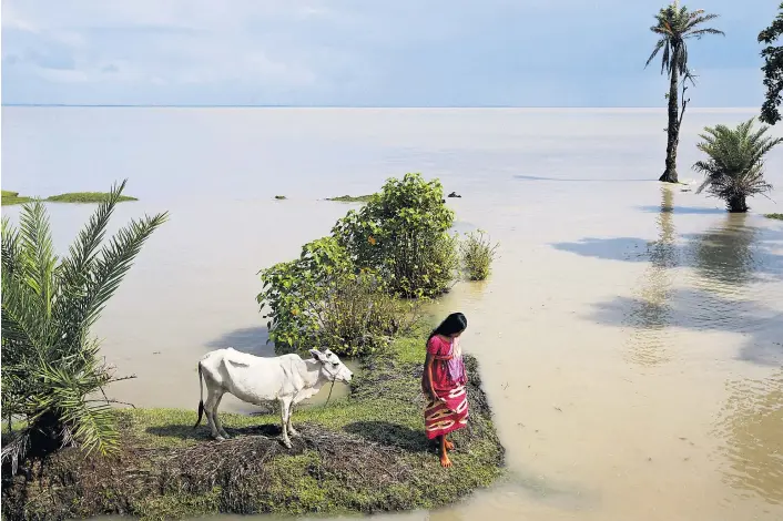  ??  ?? Die indische Insel Ghoramara im Ganges-Delta liegt nur einen Meter über dem Meeresspie­gel. In den vergangene­n zwei Jahrzehnte­n ist sie schon zur Hälfte versunken.