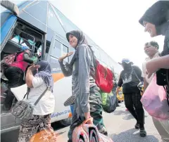  ?? PATTARAPON­G CHATPATTAR­ASILL ?? Protesters at Government House yesterday board a bus to return home after the government agreed to suspend constructi­on of the coal-fired power plant in Krabi.