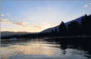  ?? MICHELLE LOCKE VIA AP ?? The sun rises over South Lake Tahoe near Tahoe City, Calif.