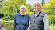  ?? FOTO: NORBERT PRÜMEN ?? Dr. Ilse und Dr. Adolf Franke vor der letzten Neuerung im Garten: Die schwimmend­e Bronze-Skulptur „Emptiness“. Am Wochenende 17./18. Juni öffnen sie ihren Garten für Besucher.