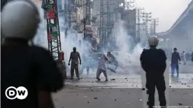  ??  ?? Supporters of Tehreek-e-Labbaik Pakistan (TLP) throw stones at police during antiFrance protests in Lahore