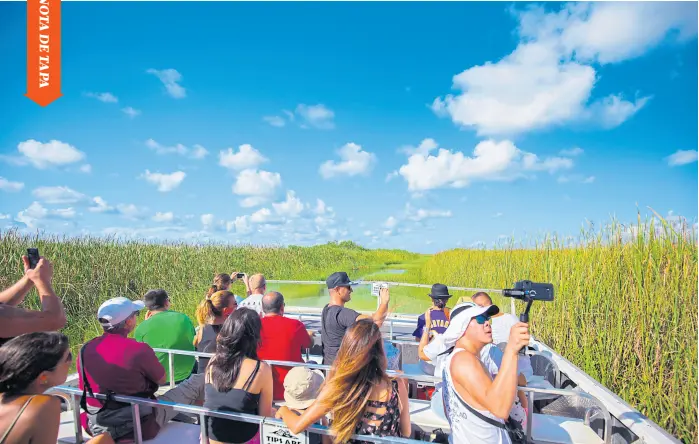  ?? Fotos Greater MiaMi Convention & visitors Bureau ?? Los pantanos de los Everglades se recorren a toda velocidad en airboats, a la caza fotográfic­a de aligátores