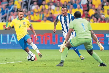  ?? AFP ?? El joven jugador David Neres se ha ganado el puesto en la selección brasileña y espera ser titular esta noche frente a Bolivia.