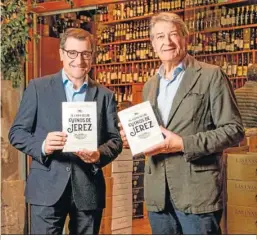  ?? ?? César Saldaña presenta ‘El libro de los vinos de Jerez’ junto a Josep Roca.