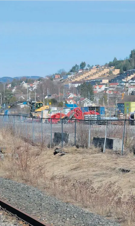  ??  ?? STRIDENS KJERNE: Etter mye fram og tilbake fikk Statens vegvesen slippe til på området som eies av Lilleelva Parkering.