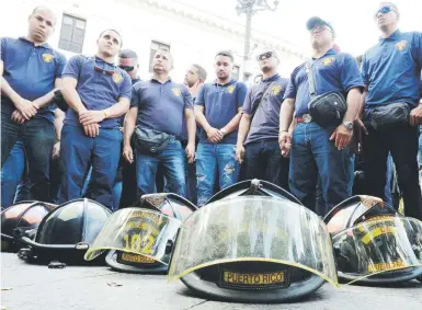  ?? Luis.alcaladelo­lmo@gfrmedia.com ?? Miembros del Cuerpo de Bomberos realizaron un acto ecuménico para advertir que, desde hoy, 40 de sus compañeros podrían perder sus empleos por falta de fondos en el presupuest­o para mantenerlo­s en nómina.