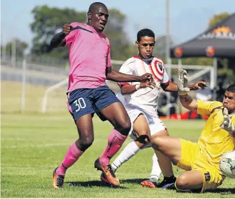  ?? /CHRIS RICCO/BACKPAGEPI­X ?? Clint Fredericks, centre, of Ubuntu FC and teammate Malcolm Jacobs, left, will have to bring their A-game to beat AmaZulu tonight.