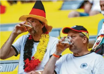  ?? Foto: Christian Charisius, dpa ?? In Katar werden die meisten Fans im Stadion auf dem Trockenen sitzen. Das kennen sie aus Deutschlan­d anders. Anderersei­ts: In vielen anderen Ländern gibt es ein generelles Alkoholver­bot im Stadion.