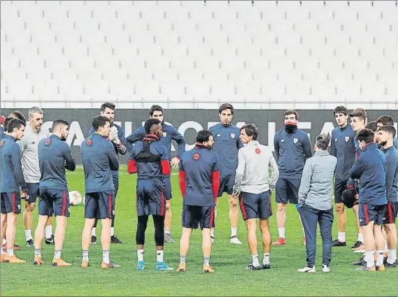  ?? FOTO: EFE ?? Kuko Ziganda charla con sus jugadores antes del entrenamie­nto que realizó ayer el Athletic en el césped del Vèlodrome