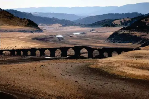  ?? (AFP/Getty) ?? The dried - up Guadiana river in the Spanish region of Extremadur­a in August l ast year