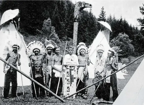  ?? Kmeny Wahpeton a Ranné svitanie v táboře Walden ve Svätojánsk­é dolině pod Smrekovico­u v Nízkých Tatrách (rok 1936). FOTO ARCHIV LLM ?? Indiánský kolorit.