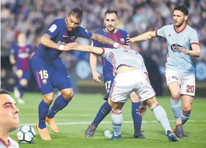  ?? — Gambar AFP ?? Paulinho (kiri) melakukan kekasaran ke atas pemain pertahanan Celta, Jonny Castro Otto (tengah) ketika bersaing pada perlawanan La Liga Sepanyol di Stade Balaidos, Vigo pada Selasa lepas.