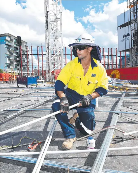  ?? Picture: Josh Woning ?? Electrical sub contractor Kane Lock works on a Mirvac site at Newstead in Brisbane.