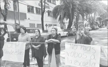  ??  ?? Residentes de las colonias Paulino Navarro y Vista Alegre cerraron el cruce de las calles Ramón Aldana y José T. Cuéllar para exigir más seguridad en la zona ■ Foto Rocío González