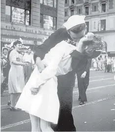  ?? VICTOR JORGENSEN/U.S. NAVY ?? A sailor, years later identified as George Mendonsa, kisses a woman in New York’s Times Square as people celebrate the end of World War II. Mendonsa died Sunday in the assisted living facility where he lived.