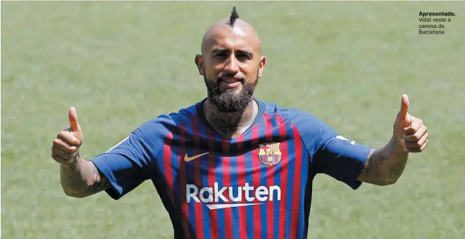  ?? MANU FERNANDEZ/AP ?? Apresentad­o. Vidal veste a camisa do Barcelona