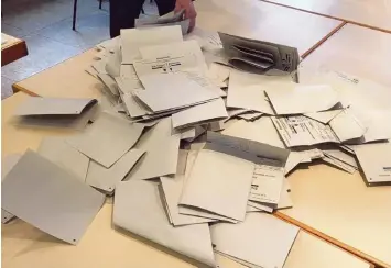  ?? Foto: Dworatsche­k ?? Die Auszählung der Stimmzette­l im Wahlkreis brachte für CSU und SPD nicht das Ergebnis, dass sich deren Vertreter gewünscht hatten. „Absolut gefrustet“ist die Fraktionsv­orsitzende der SPD im Kreistag, Ursula Straka.
