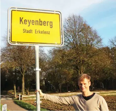  ?? Foto: Markus Dufner ?? Norbert Winzen am neuen Ortsschild – das alte hat jemand als Erinnerung mitgehen lassen.