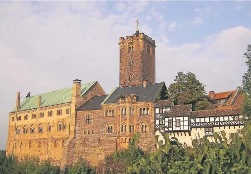  ?? FOTOS (2): THÜRINGER TOURISMUS GMBH ?? Die Wartburg in Eisenach ist eng mit der Geschichte Martin Luthers verbunden – kein Wunder, dass es dort im Lutherjahr 2017 auch eine der nationalen Sonderauss­tellungen zu sehen gibt.