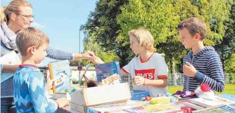  ?? SZ-FOTO: PRANDL ?? Das Schnäppche­n machen wie auch das Verkaufen machte den Kindern in Rißtissen gleicherma­ßen Spaß.